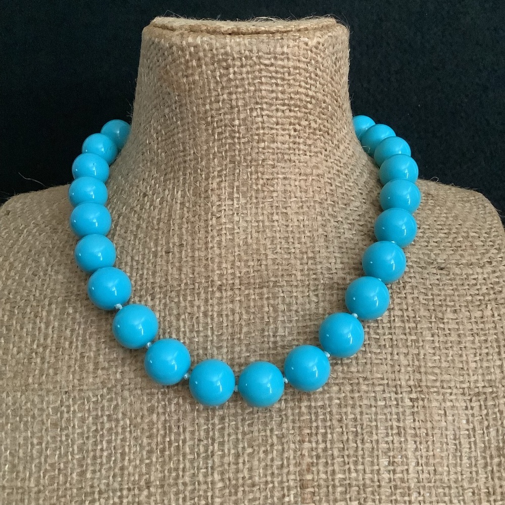 Vintage turquoise blue glass bead necklace. - Picture 2 of 6